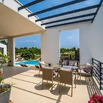 In With Private Heated Pool Вилла *