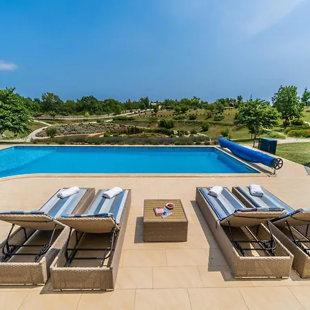 In With Private Heated Pool 빌라 *