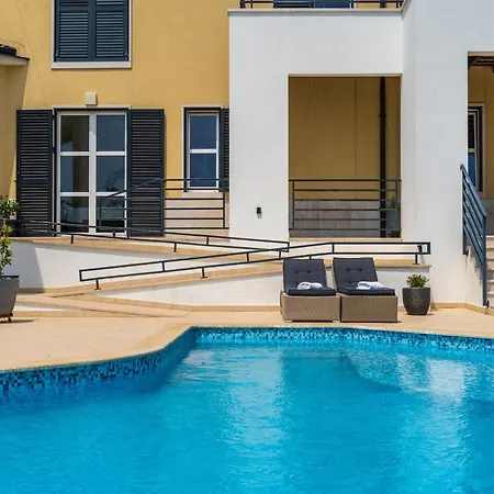 In With Private Heated Pool Filipana