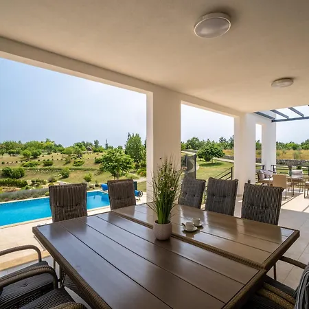 In With Private Heated Pool 빌라 Filipana