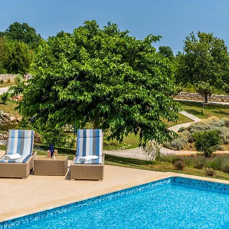 In With Private Heated Pool 빌라 *