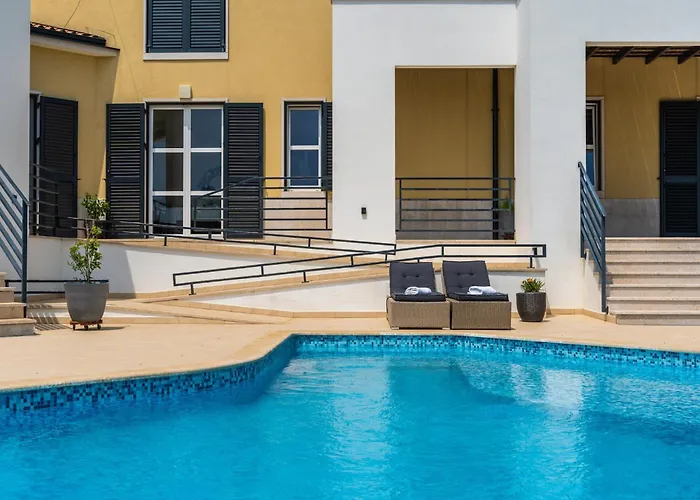 In With Private Heated Pool Filipana