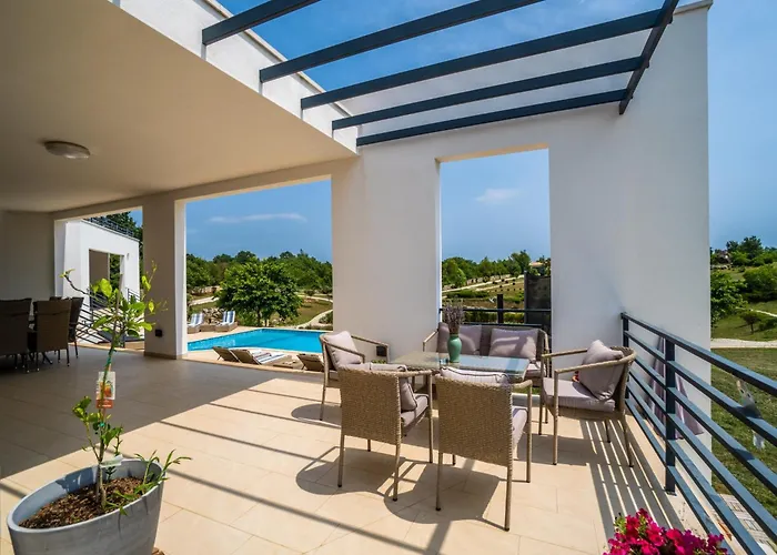 In With Private Heated Pool Villa *