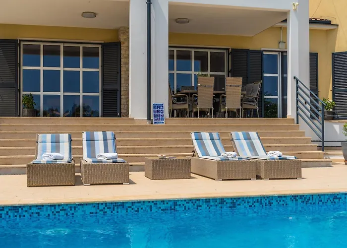 In With Private Heated Pool *