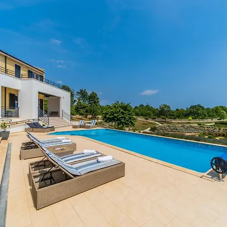 In With Private Heated Pool * Filipana