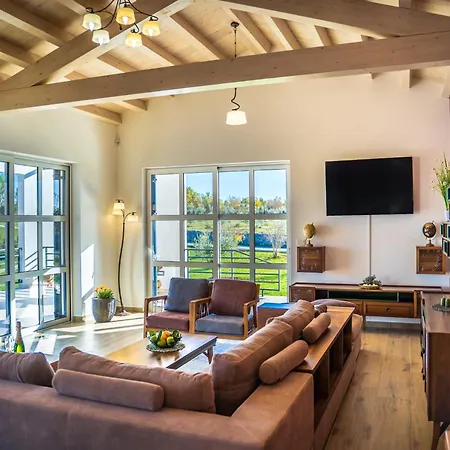 In With Private Heated Pool * Filipana